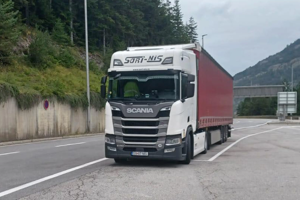 Camion Scania si semiremorca cu prelata pregatite de transport international de marfuri