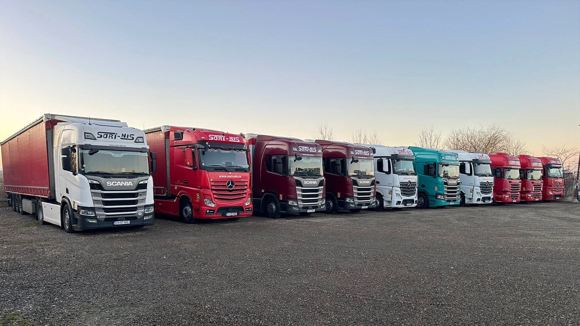 Camioanele companiei Sori-Nis parcate la garajul firmei