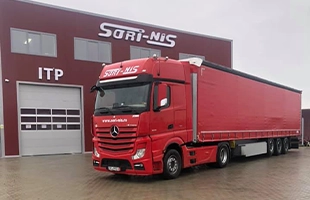 Camion Mercedes-Benz si semiremorca fotografiate in fata statiei ITP detinute de firma Sori-Nis