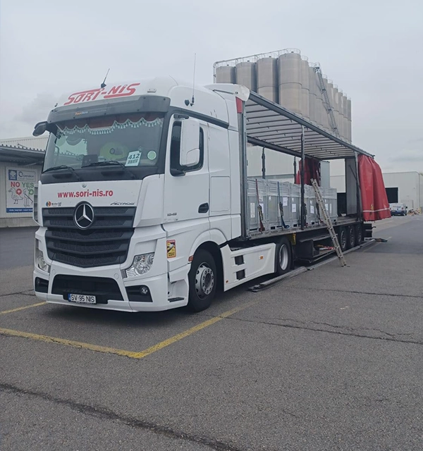 Camion Mercedes-Benz si semiremorca incarcat cu produse de industrie