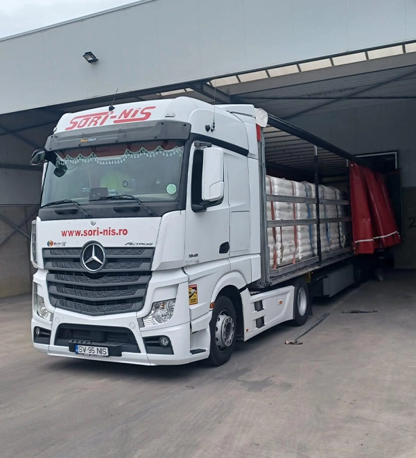 Ansamblu de transport din flota Sori-Nis asteptant sa ii fie descarcate marfurile