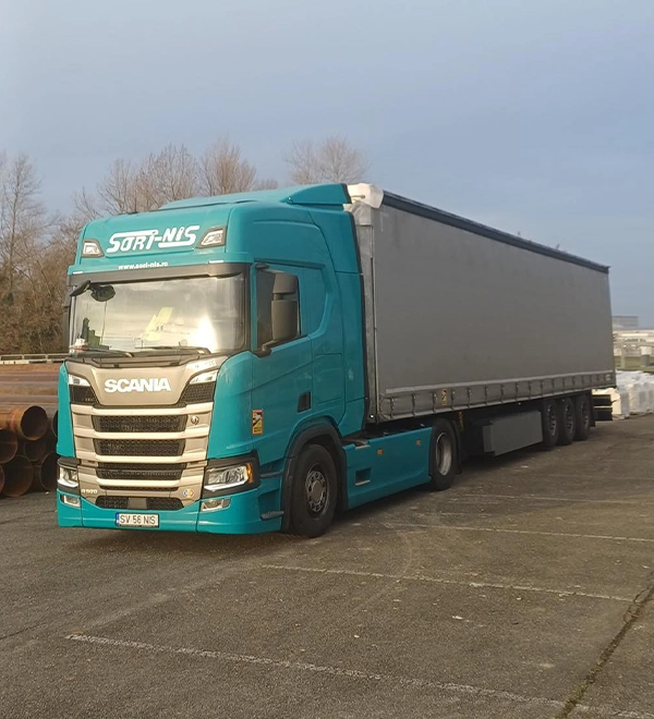 Ansamblu camion Scania si semiremorca cu prelata din flota Sori-Nis